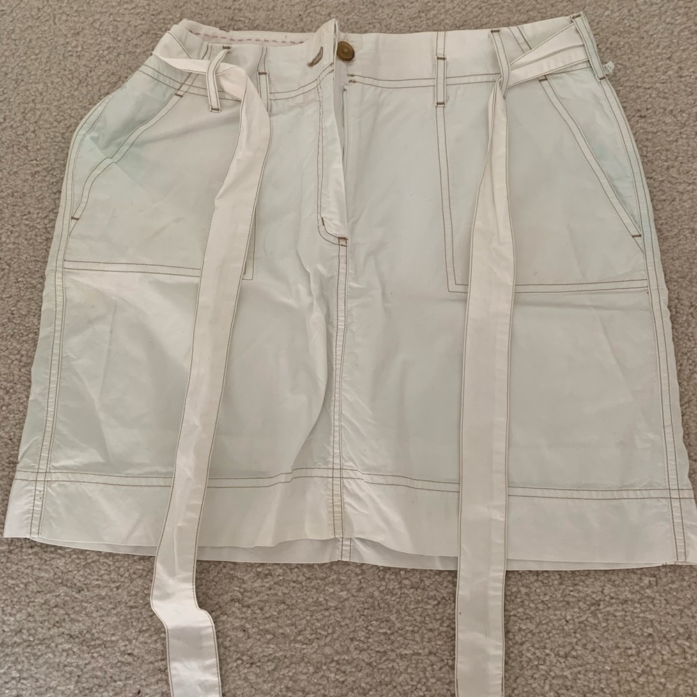 Knee-Length White Shorts w/ Belt